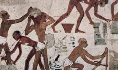 لوحة أثرية عمرها 3200 عام تكشف.. إزاي العامل المصري القديم كان «بيزوغ» من الشغل؟