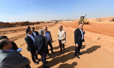 وزير الإسكان يتفقد أعمال تنفيذ الطرق والمرافق بمنطقة التجمع السادس