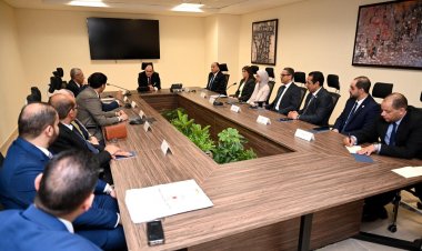 وزير التجارة والصناعة يتسلم شهادة المواصفة القياسية الدولية لنظام إدارة المؤسسات التدريبية 