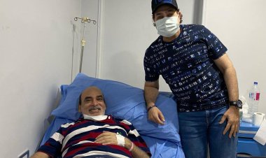 "هتوحشني يا صاحبي".. حكيم ينعى الشاعر الغنائي الكبير أمل الطائر