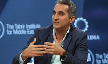 باسم يوسف يوجه رسالة لمنتقديه: "أنا بقول نكت.. بس الميكروفون بتاعي كبير وبيوجع"