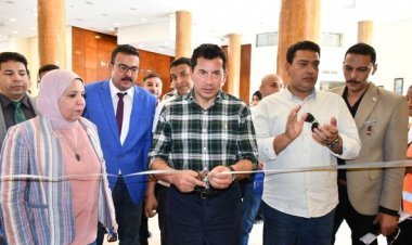 وزير الرياضة يفتتح معرضًا للحرف اليدوية في شرم الشيخ