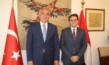 لتوطيد التعاون بين الطرفين.. وزير الثقافة يدعو الفنانين الأتراك للمشاركة في  مهرجان القاهرة السينمائي 2025