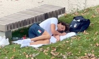 بعد حصوله على الذهبية.. بطل أولمبي ينام في شوارع باريس هربًا من القرية الأولمبية
