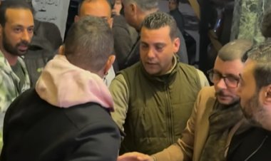 خد منه التلفون.. أحمد الفيشاوي ينفعل على مصور في عزاء والدته الراحلة سمية الألفي