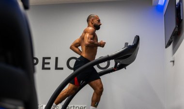 بـ«لوك جديد».. صلاح يعود إلى ليفربول للاستعداد للموسم الجديد | صور