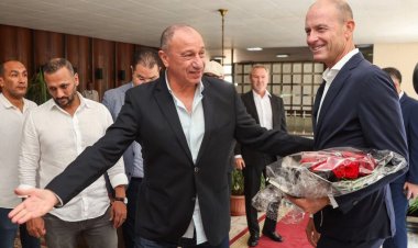 بحفاوة.. محمود الخطيب يستقبل المدرب الدنماركي ياس سوروب