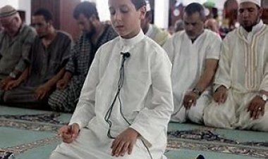 الطفل الأزهري الصغير يثير الجدل.. هل تجوز إمامته في التراويح؟