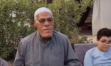  حسين حجاج يقضي وقتًا مميزًا مع أحفاده في جلسة علم داخل حديقة منزله