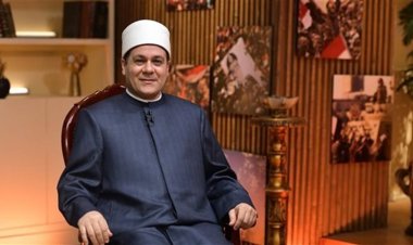 ردًا على الجدل.. مظهر شاهين يوضح الحكم الشرعي في تقبيل يد وزير الأوقاف