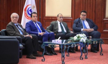 وزير الصحة يكرم دفعة من أطباء الأمراض الصدرية