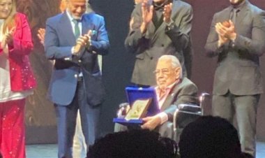 على كرسي متحرك..  تكريم الفنان  صبري عبدالمنعم  في مهرجان نقابة المهن التمثيلية