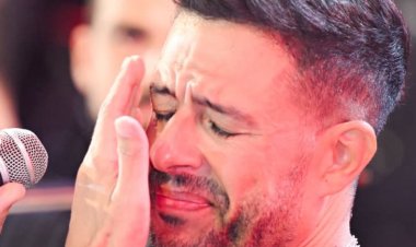 أثناء غنائه "ولا ليلة من لياليك ".. المطرب محمد حماقى  ينهار باكياً فى حفله بمهرجان ليالى مراسى بسبب تذكره لوالده الراحل