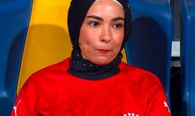 أم مكة على مقاعد البدلاء تشارك محمد صلاح فرحته بتأهل المنتخب لكأس العالم