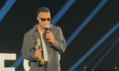"يا رب تكون فخور بيّا"..  محمد رمضان يهدي تكريمه في The best لـ والده الراحل