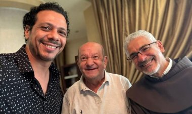 حالته مستقرة.. أول ظهور للفنان لطفي لبيب  بعد مغادرته المستشفى مع بطرس دانيال وحمزة العيلي