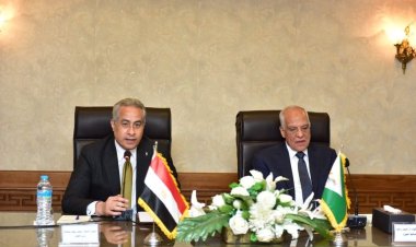 وزير العمل ومحافظ الجيزة يُسلمان عقود توظيف لذوي همم