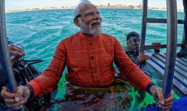 «تجربة إلهية للغاية».. رئيس وزراء الهند يحقق حلمه بالصلاة تحت الماء