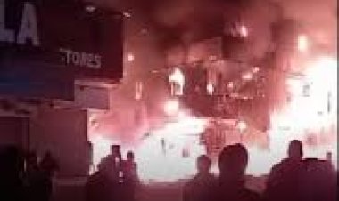 النيران تلتهم مطعم تفويله وعدد من الشقق السكنية بفيصل  