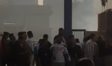 نشوب حريق هائل داخل محطة الصرف الصحي بمنطقة الخصوص