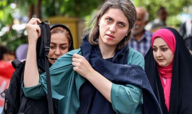 بعد إلغاء إلزاميته التي استمرت 45 عامًا.. سيدات يخلعن الحجاب لأول مرة في شوارع إيران