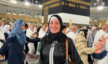 «طب هتصلي إزاي؟!».. نرمين الفقي تثير جدلا بعد ظهورها بطلاء الأظافر في الحرم المكي