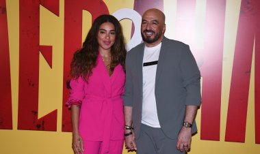 المخرج مجدي الهاواري وزوجته في العرض الخاص لفيلم "أحمد وأحمد".. أول لقاء سينمائي بين السقا وفهمي