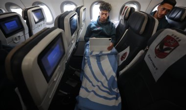 بعثة الأهلي تغادر القاهرة في طريقها إلى الجزائر