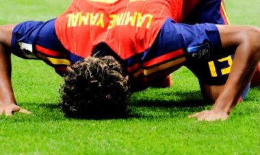 عقب تتويج إسبانيا بكأس العالم.. صورة سجود لامين يامال تتصدر الترند