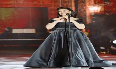 المنتج محسن جابر يحتفى بضيوفه جنات وبوسى شلبى وعزيز الشافعى الذين حضروا الاحتفال بانطلاق ألبوم مى فاروق الجديد " تاريخى "