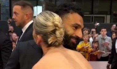 من هى المرأة التى عانقها محمد صلاح فى حفل جوائز اللاعبين المحترفين فى إنجلترا ؟