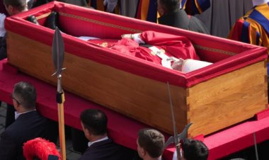 عملات معدنية وميداليات.. ماذا يوجد داخل تابوت البابا فرنسيس؟