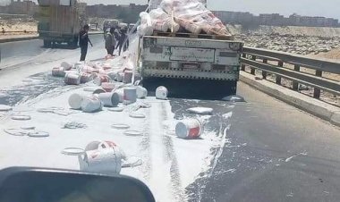 انقـلاب سيارة نقل ثقيل محملة بـ«البويات» بمحور الأوتوستراد اتجاه 15 مايو