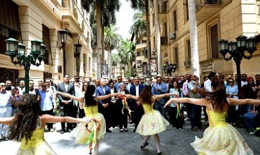أثناء مشاهدته لمبادرة تدشين  شارع الفن .. رئيس الوزراء يبدي اعجابه بالمواهب الفنية من غناء ورقص