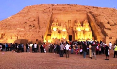 ظاهرة تعامد الشمس في أبو سمبل تجذب 4100 سائح إلى عرض استثنائي