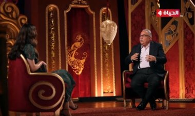 أختي منتقبة ووالدي كان إمام مسجد.. أبرز تصريحات إبراهيم عيسى في «ع المسرح»