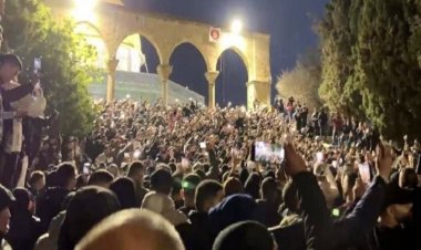 الجيش الإسرائيلي يطلق قنابل الغاز على المصلين عقب صلاة الفجر في المسجد الأقصى