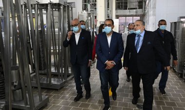رئيس الوزراء يتفقد أحد مصانع منتجات الألبان والأغذية
