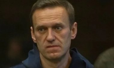 والدة زعيم المعارضة الروسية «أليكسي نافالني» تتسلم جثمانه