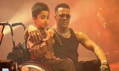 على كرسي متحرك.. طفل عراقي يشارك محمد رمضان الغناء في حفله