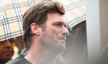 بكاء وانهيار كيفانش تاتليتوغ في جنازة صديقه خالد يوكاي.. ويقدم وعد: سأبقى سندًا لأطفاله 