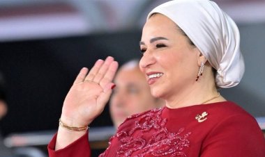 السيدة انتصار قرينة رئيس الجمهورية ترتدي بروش على حرف "ع"