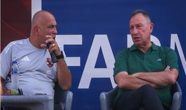 الخطيب يؤازر لاعبي الأهلي في التدريبات قبل مواجهة فاركو