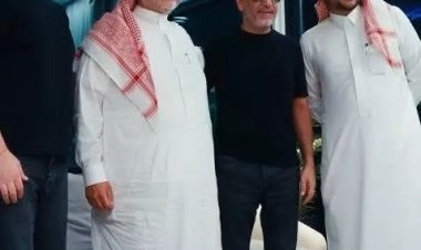 بصحبة نجله.. وصول فضل شاكر إلى الرياض