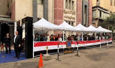 اصطفاف الناخبين أمام اللجان الانتخابية بالقاهرة للإدلاء بأصواتهم في انتخابات النواب