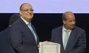 نيابة عن الرئيس السيسي.. سفير مصر لدى لشبونة يتسلم جائزة بطل السلام 2024