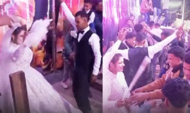 عروسان يحتفلان بزفافهما  داخل "قطار القصب" في قنا