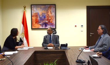 نائب وزير الإسكان يبحث مع ممثلي البنك الدولي والوكالة الفرنسية للتنمية فرص التعاون