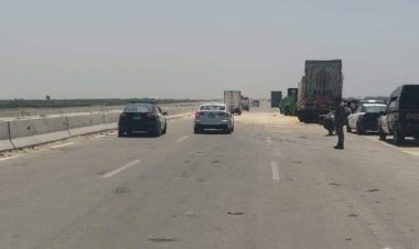 زحام مروري بسبب انقلاب سيارة نقل ثقيل بمحور 30 يونيو 