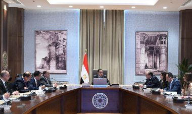 رئيس الوزراء يتابع الموقف التنفيذي للإفراج الجمركي عن البضائع في المواني